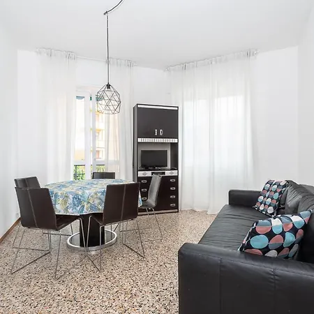 Town House 8 - In